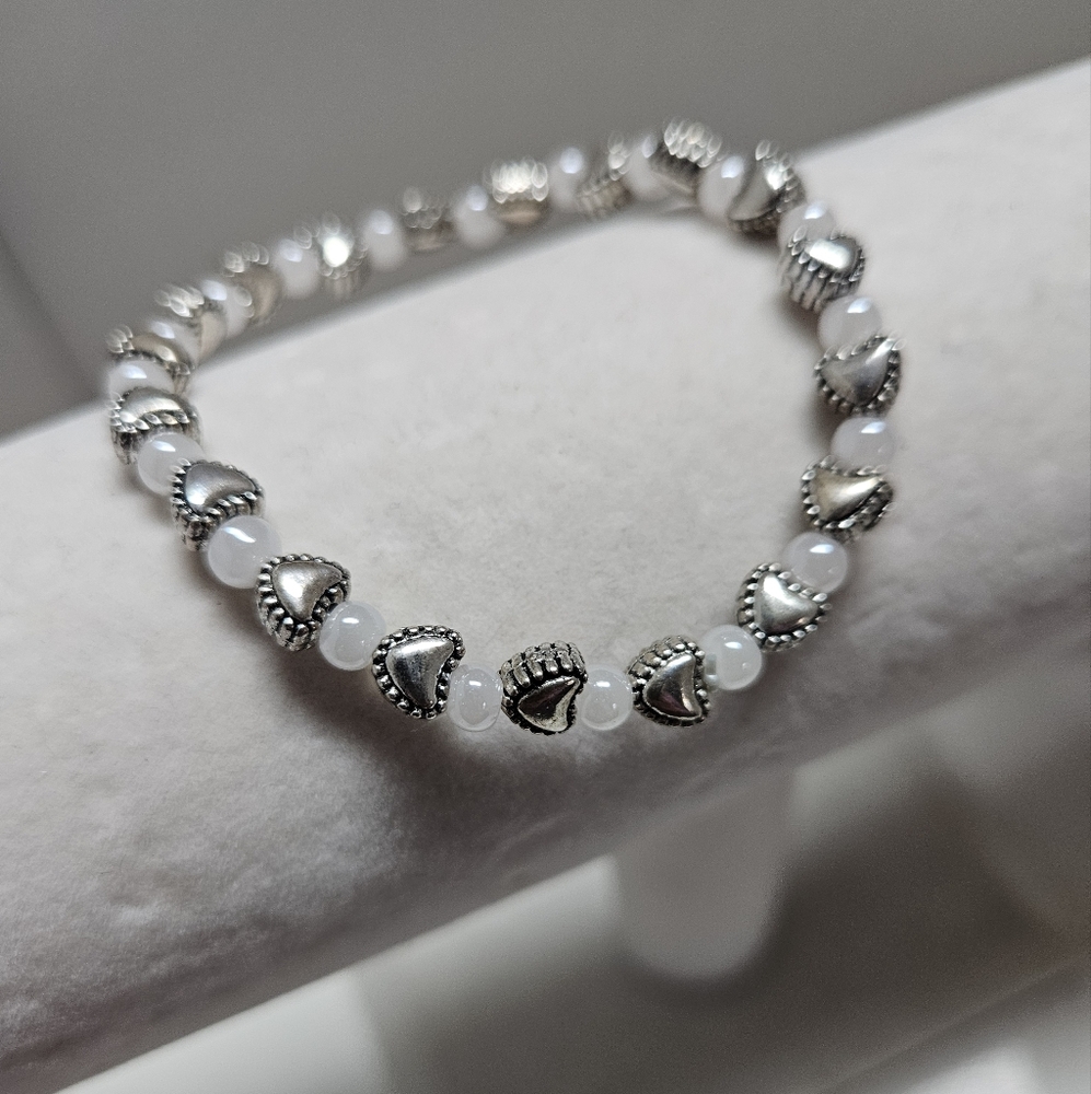 NWOT Silver Hearts And MOTHER OF PEARL Beaded Stretch Bracelet ☆ Handmade☆ - Picture 1 of 4